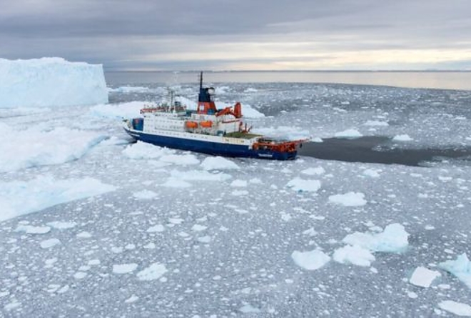 _96120144_polarstern-near-pine-island-glacier_by_thomas-ronge.jpg _96120144_polarstern-near-pine-island-glacier_by_thomas-ronge.jpg