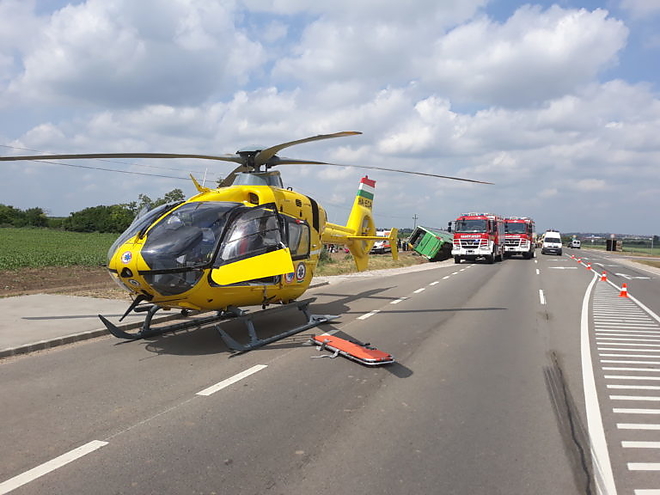 autobusz_baleset_mentohelikopter_180522_fmh.jpg