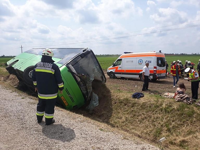 autobusz_baleset_mentohelikopter_180522_fmh1.jpg