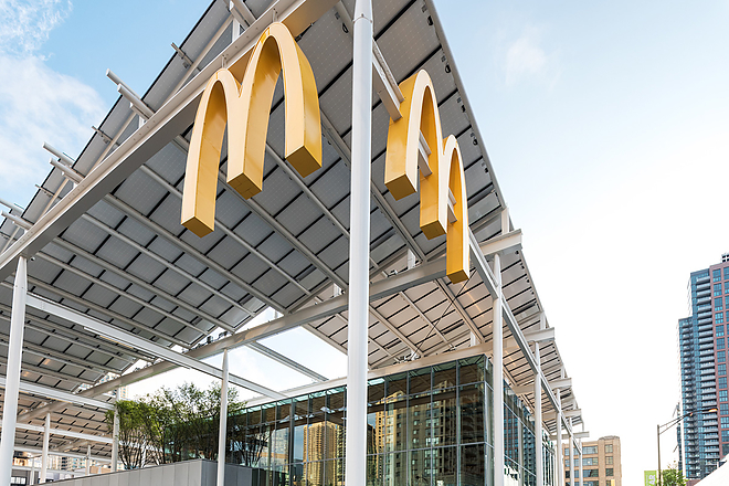 mcdonalds-flagship-restaurant-apple-store-01.jpg