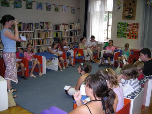 esti_konyvtar.jpg