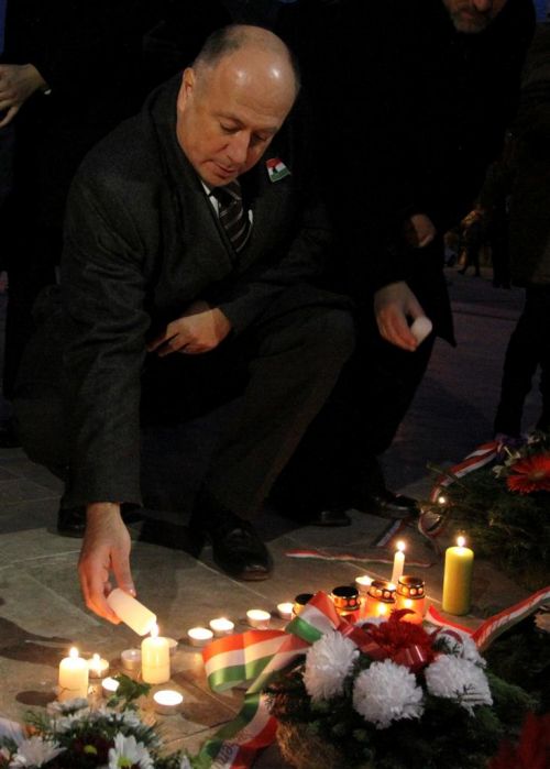 forradalom56_2010_kriza_gyertyatgyujt.jpg