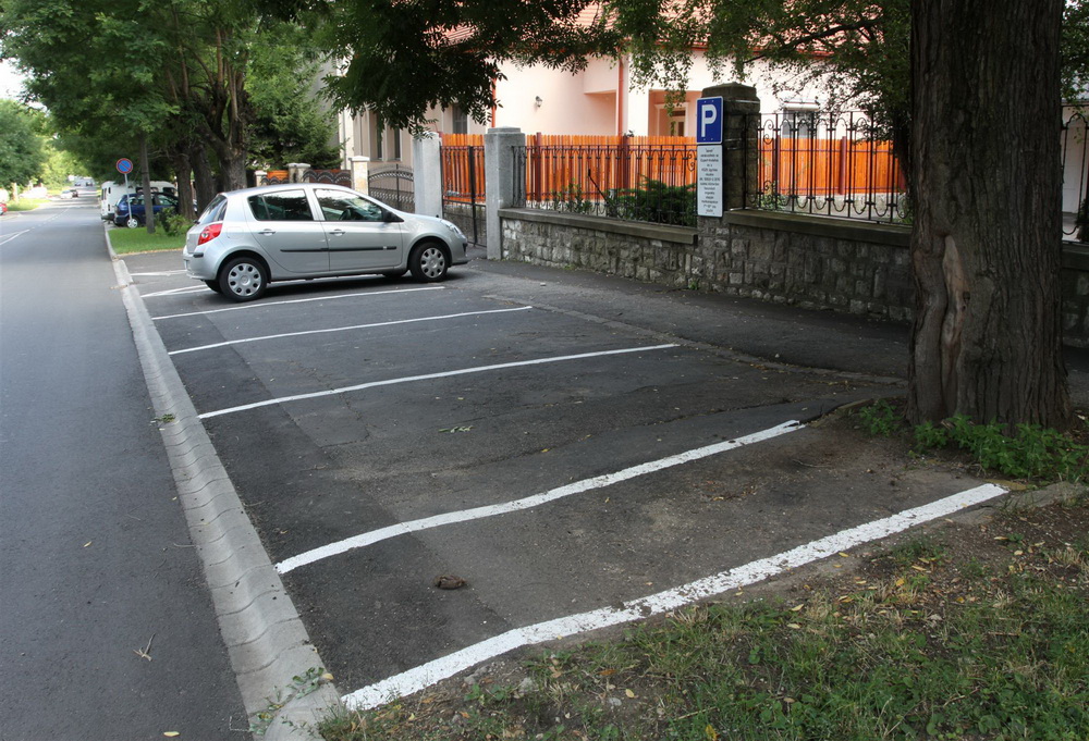 levai2parkolo.jpg