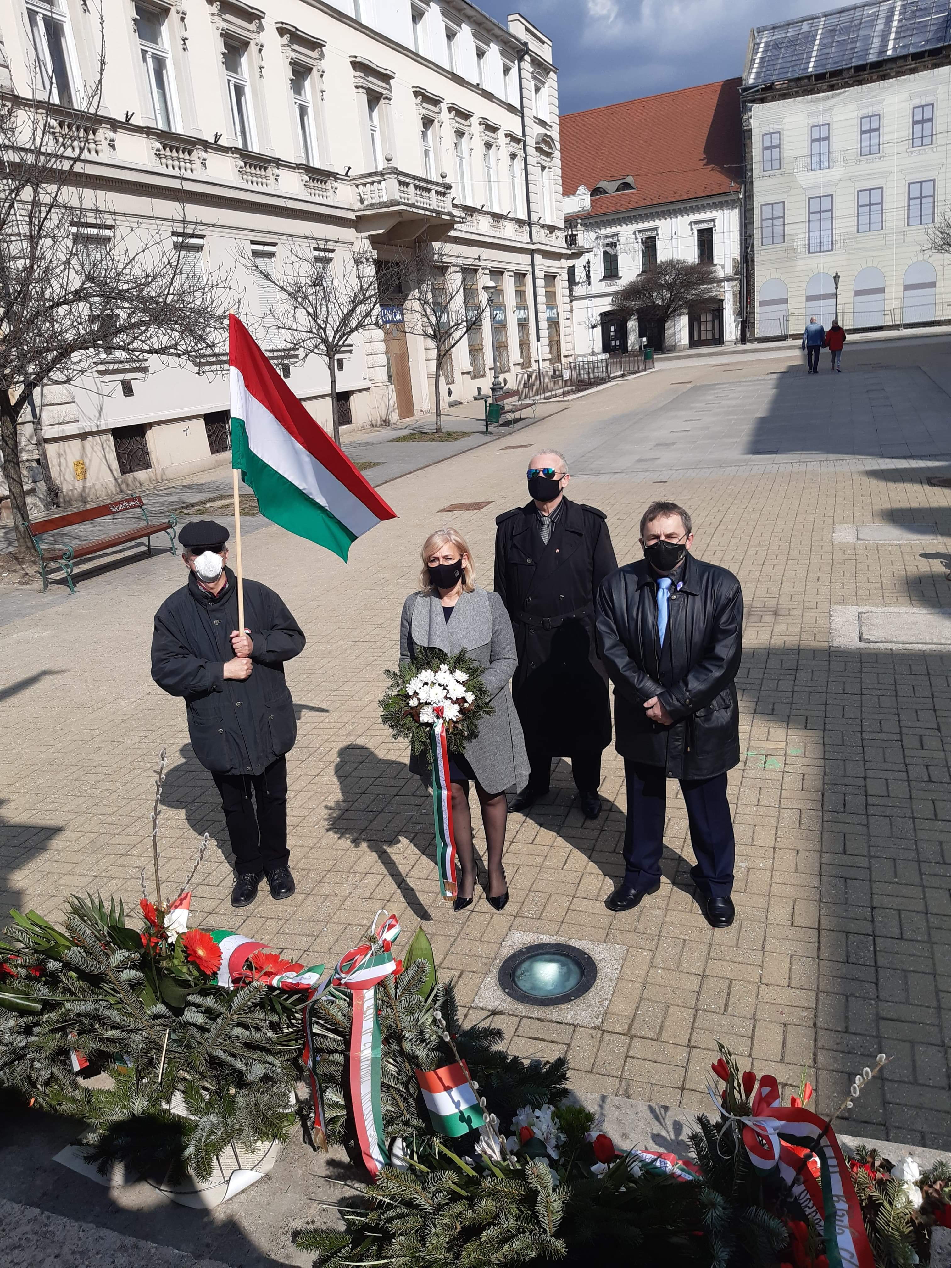 Megemlékezés az Erzsébet téri Kossuth-szobornál