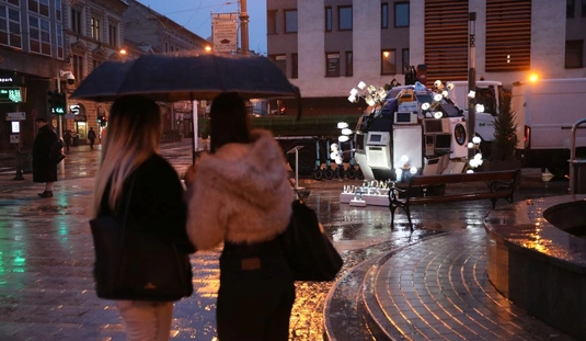 Űrhajó landolt a Centrum előtt szerda reggel. Fotó: Juhász Ákos