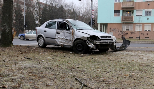 Baleset a Szent István,  Malomszög utcák kereszteződésében 
