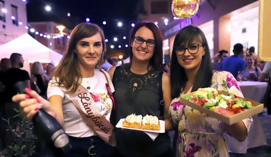 Gasztroplacc a MÜHA előtt, dixieland a Szent István téren 