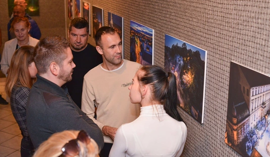 Miskolc reggeltől estig - Horváth Csongor képeiből nyílt tárlat az Ifiházban 