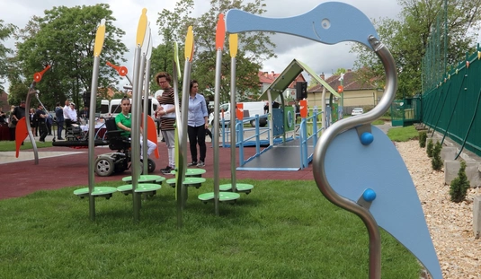 Játszótér átadása fogyatékkal élőknek 