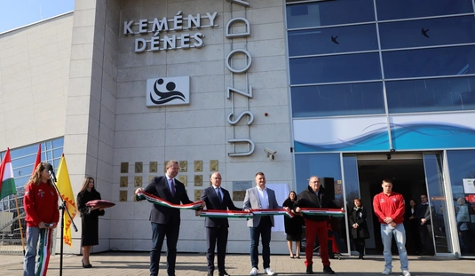 Kemény Dénes Városi Sportuszoda energetikai korszerűsítés átadója 