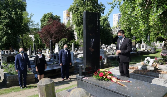 Koszorúzás és zászlófelvonás a Város Napján  