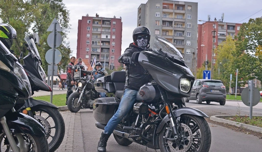 Motoros felvonulás Léniért