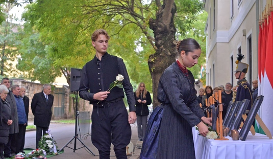 Aradi vértanuk napja