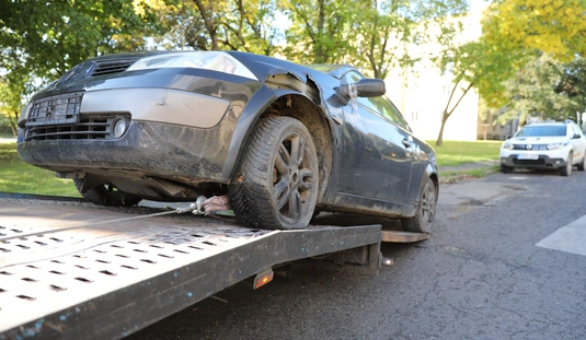 Roncsautó Miskolcon a Petneházy utcában. Fotók: Juhász Ákos