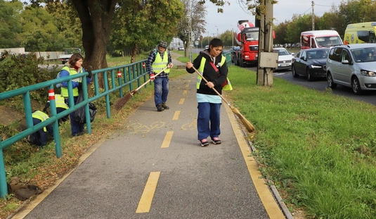Takarítás, parkolási útburkolati jelek festése a Szentpéteri kapuban