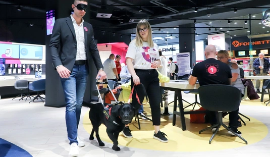 Kézenfogva a Baráthegyiekkel a Telekom üzletében