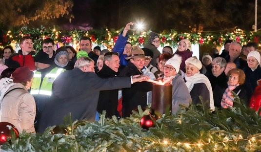 Adventi gyertyagyújtás a Szent István téren 