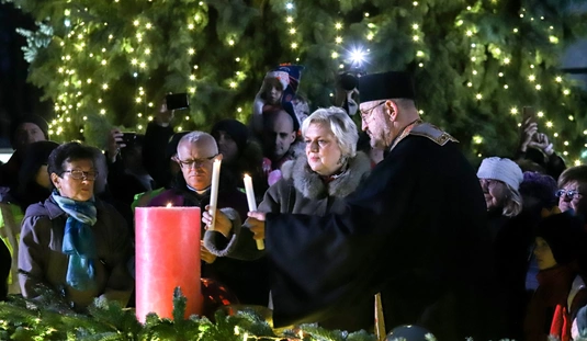 Adventi gyertyagyújtás a Szent István téren