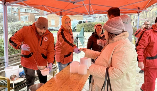 Ételosztás a Szinva teraszon