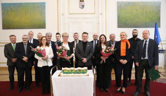 Elismerés az MVK Zrt. adventi villamosokat díszítő dolgozóinak. Fotó: Juhász Ákos