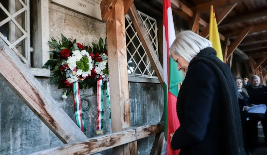 Koszorúzás a Kommunista diktatúrák áldozatainak emléknapján