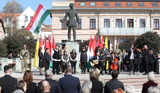 Március 15-ei megelékezés a Petőfi téren