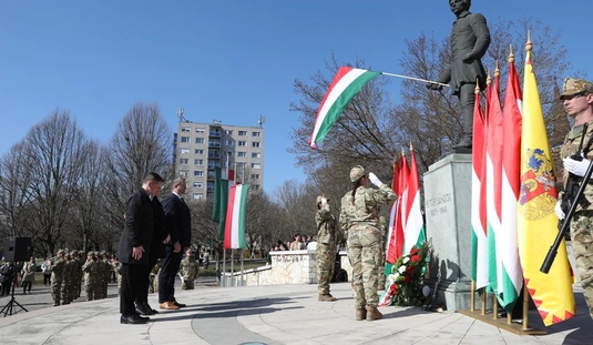 Koszorúzás március 15-én a Petőfi téren