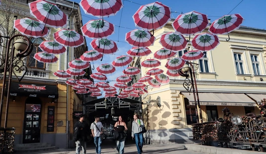 Kokárdás esernyők a Kandia közben