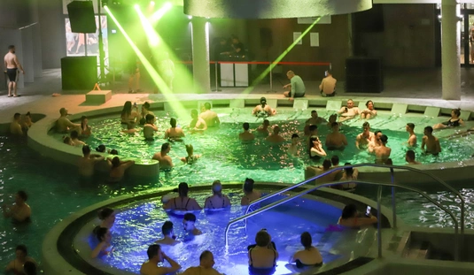 Éjszakai fürdőzés az Ellipsumban