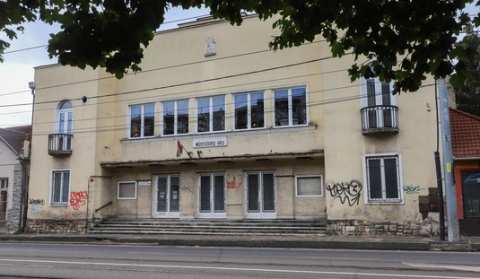 Bartók Béla Művelődési Ház kívülről és a könyvtára