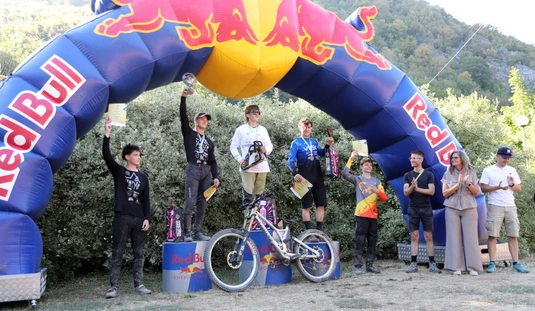 Downhill Országos Bajnokság 2026 eredményhirdetés. Fotó: Juhász Ákos