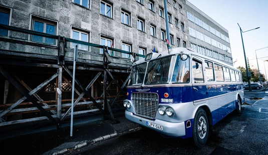 "Guruló történelem" - ünnepi buszos várostúra 