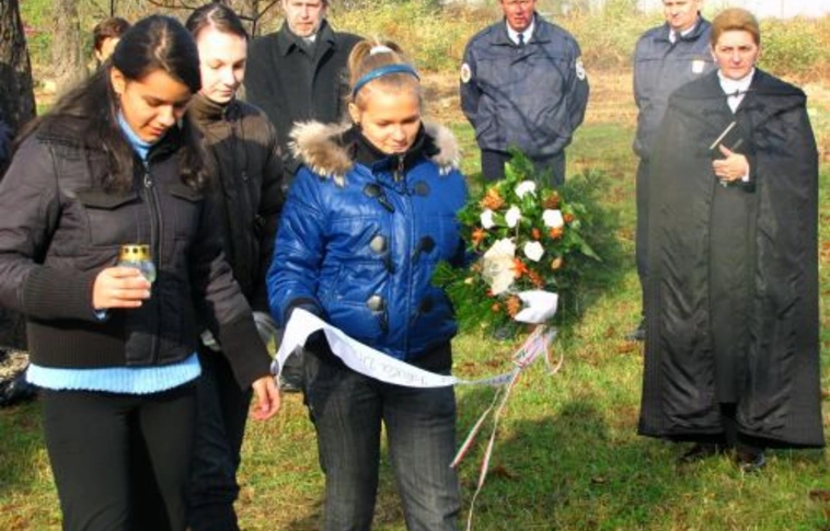 Koszorúztak a koleratemetőben