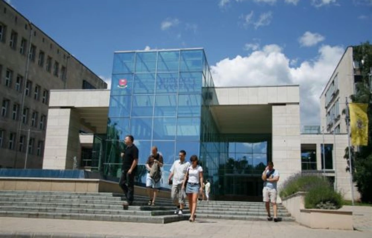 Csütörtöktől ismét tanítás az egyetemen
