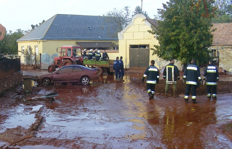 Rendőrök a vörös iszapban
