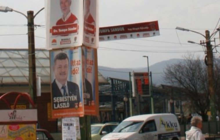 Egy hónap alatt kell eltűnniük a plakátoknak