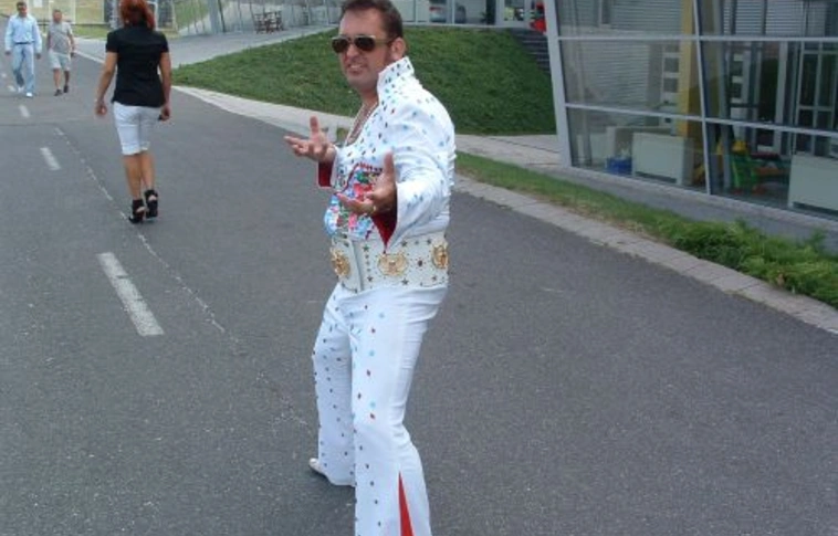 Miskolci Elvis gyerekeken segít dalaival