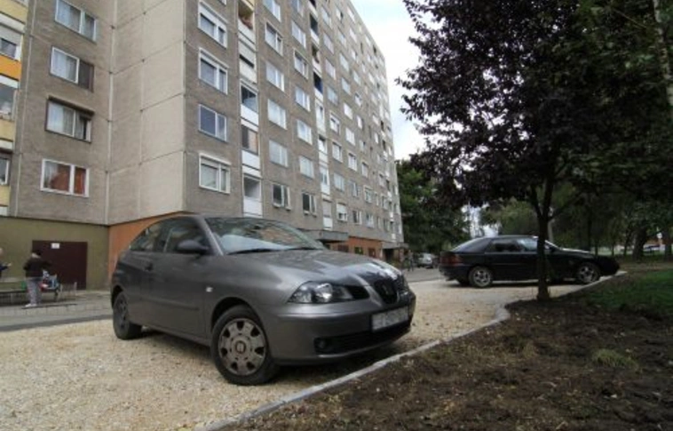 Új parkoló a Középszeren
