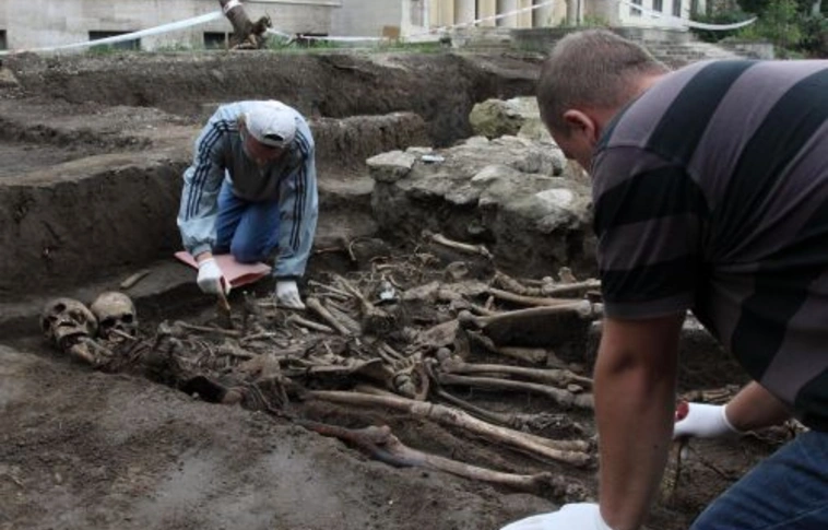 Tömegsírt találtak a múzeum előtt