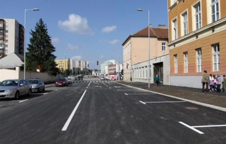 Átadás előtt a Dayka Gábor utca