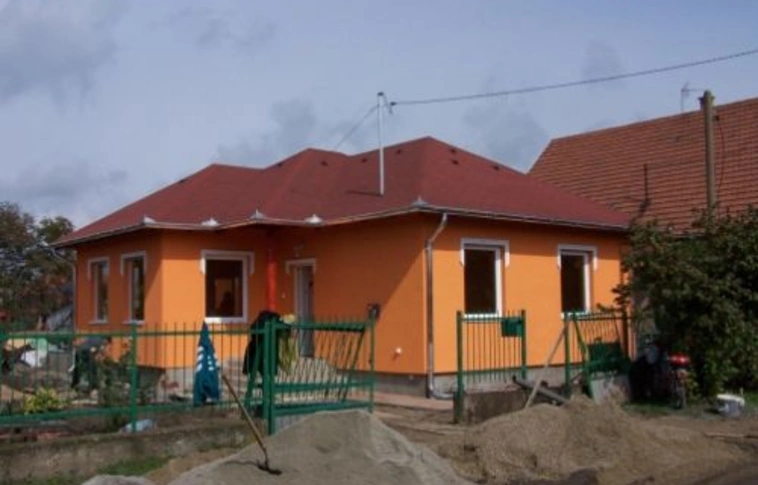 Könnyűszerkezetes házat avattak Felsőzsolcán