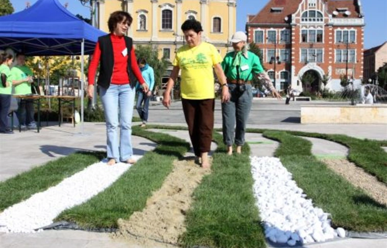 Mezítláb sétáltak a Hősök terén
