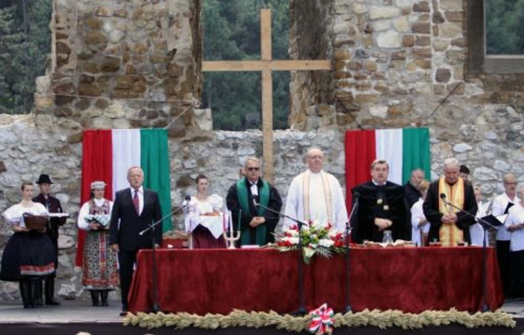 Ünnepi kenyérszentelés a várban