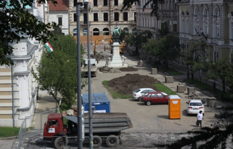 Bontják és átépítik a miskolci Erzsébet teret