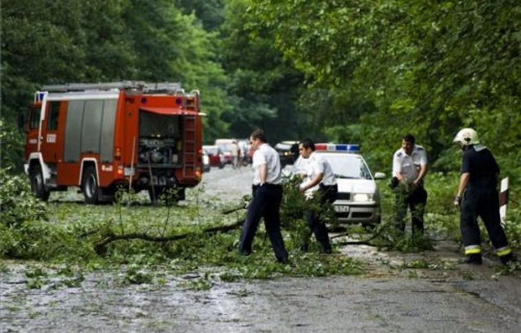 Letépett háztetők, elöntött utcák: ismét lecsapott a vihar!