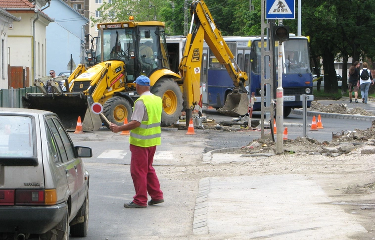 Jó ütemben halad az útépítés