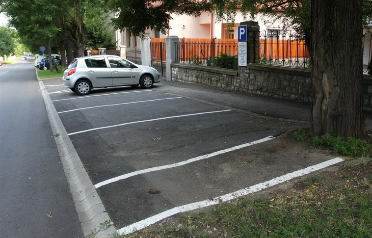 Parkolási vita a Lévay utcában