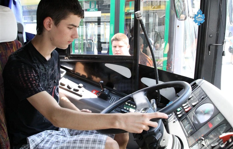 Gyerekek vezették a buszokat