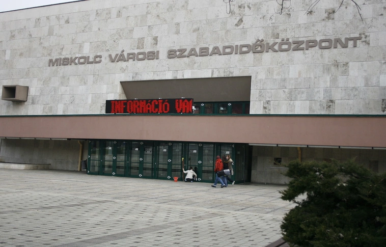 Felújítás és nemzetközi események a sportcsarnokban