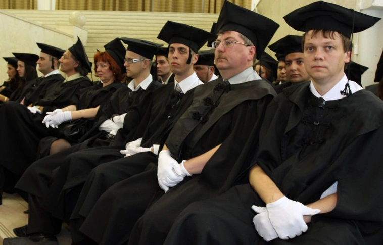 Folytatódott a diplomaátadó az egyetemen
